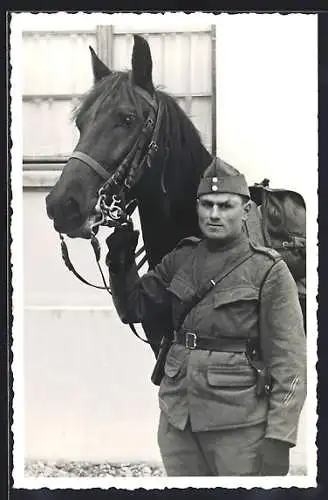 Foto-AK Schweizer Soldat in Uniform mit seinem Pferd