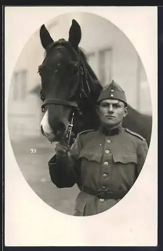 AK Schweizer Soldat in Uniform mit seinem Pferd