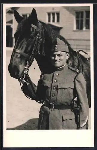 Foto-AK Schweizer Soldat in Uniform mit seinem Pferd