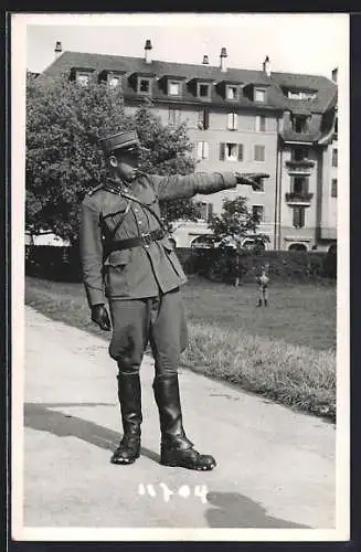 AK Schweizer Soldat in Uniform mit Schirmmütze