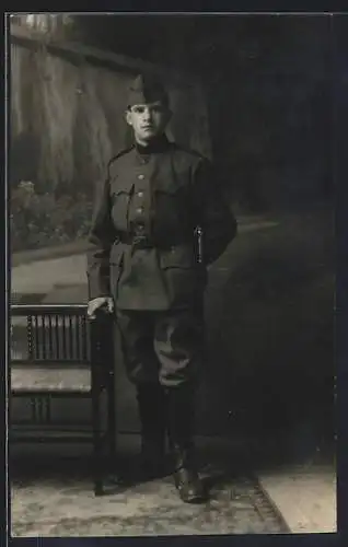 Foto-AK Schweizer Soldat in Uniform mit Käppi