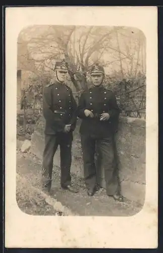 Foto-AK Zwei schweizer Soldaten in Uniform mit Schirmmütze