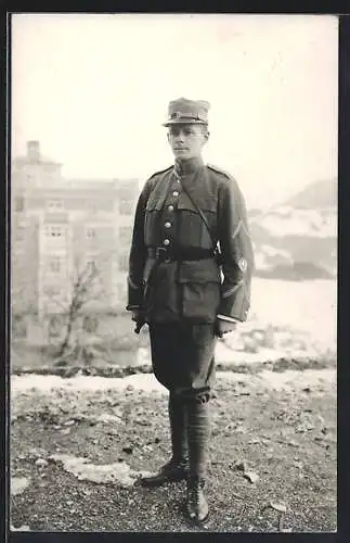 Foto-AK Schweizer Soldat in Uniform mit Schirmmütze