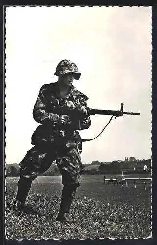 AK Schweizer Soldat mit einem Sturmgewehr