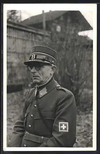 Foto-AK Schweizer Soldat in Uniform mit Schirmmütze