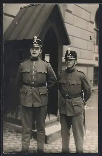 Foto-AK Zwei schweizer Soldaten in Uniform am Wachhäuschen