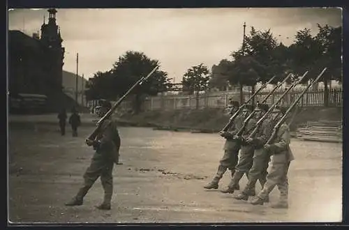 AK Schweizer Soldaten in Uniform mit Gewehren