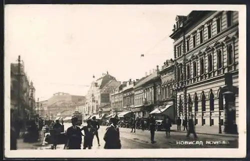 AK Novi Sad, Strassenpartie mit Geschäften, Autos und Passanten