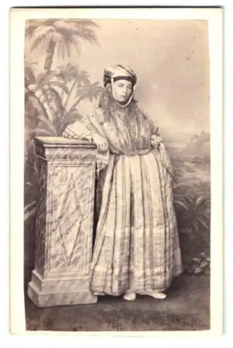 Fotografie Alary & Geiser, Alger, hübsche junger Algerierin im Kleid mit Koptuch und Zigarette in der Hand