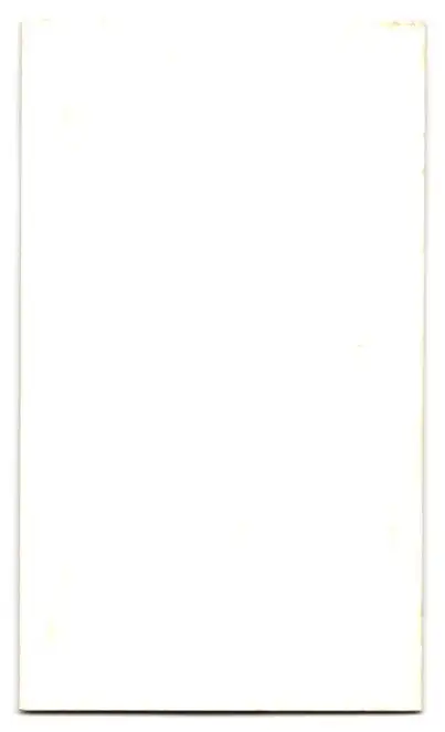 Fotografie unbekannter Fotograf und Ort, junger Frau in lumpigen Kleidern mit ihrem Kind unterm Arm 1