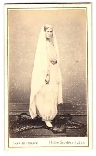 Fotografie Charles Leinack, Alger, jüdische Frau im hellen Kleid mit Haremshose und Kopftuch, Jüdin