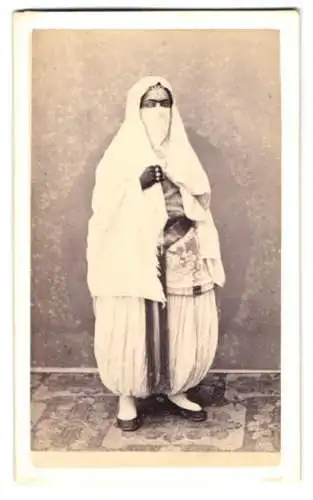 Fotografie Alary & Geiser, Alger, junge Jüdin im hellen Gewand mit Haremshose und Gesichtsschleier