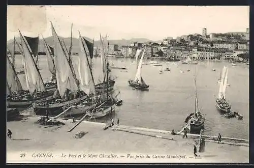 AK Cannes, Hafen, Le Port et le Mont Chevalier, Vue prise du Casino Municipal