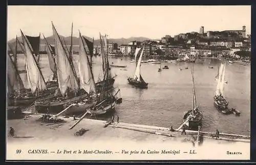 AK Cannes, Hafen, Le Port et le Mont Chevalier, Vue prise du Casino Municipal