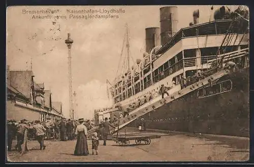 AK Bremerhaven, Kaiserhafen-Lloydhalle, Ankunft eines Passagierdampfers