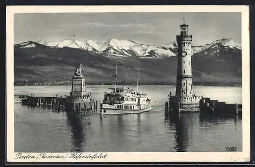 AK Lindau i. Bodensee, Dampfer bei der Hafeneinfahrt