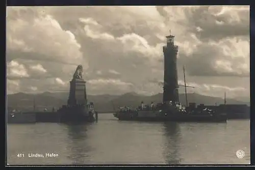 AK Lindau i. B., Schiff bei der Einfahrt in den Hafen