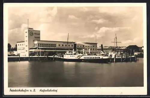 AK Friedrichshafen am Bodensee mit Dampfschiffen am Hafenbahnhof