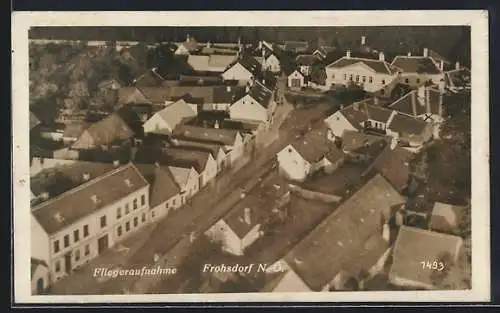 AK Frohsdorf /N. Ö., Teilansicht mit Strassenpartie, Fliegeraufnahme