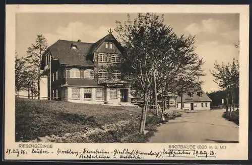 AK Brotbaude /Brückenberg, Baude von J. Schmidt mit Strassenpartie