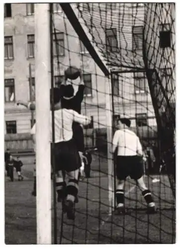 Fotografie Dainko, Ansicht Wien-Dornbach, Fussballspiel Luftwaffe Wien vs. Luftwaffe Klagenfurt 3:3 am 4.4.1940