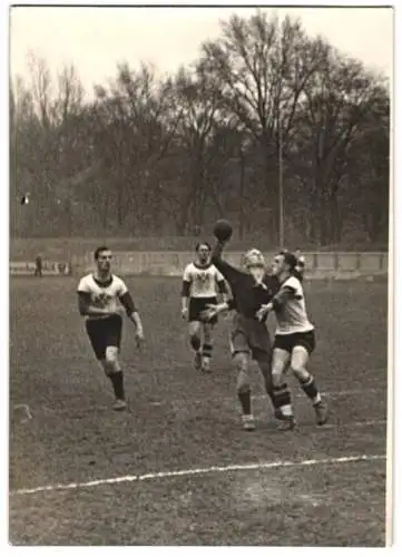 Fotografie Doliwa, Ansicht Wien, Handball Gauliga 1938 Wiener AC vs. Altturm, Ergebnis 8:2