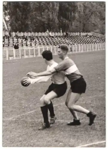 Fotografie Sedlar, Ansicht Wien, Handballspiel 1939 Wiener AC vs. Polizei, Szene auf dem WAC Platz