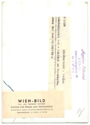 Fotografie Sedlar, Ansicht Wien, Handballspiel 1939 Wiener AC vs. Polizei, Szene auf dem WAC Platz
