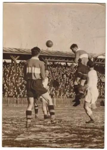 Fotografie Alois Sedlar, Ansicht Wien, Fussballspiel Rapid Wien vs. FC Wien 1939, Franz Binder am Ball