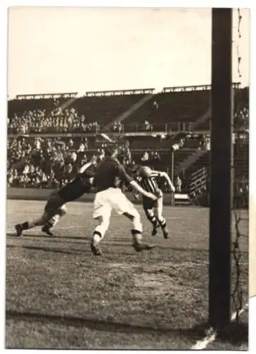 Fotografie Schostal, Ansicht Wien, Fussballspiel 1940, Admira vs. Wacker