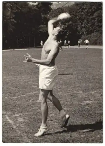 Fotografie Dainko, Ansicht Wien-Augarten, Faustball-Gaumeisterschaft 1938, Simmering vs. Villach auf der Jahnwiese