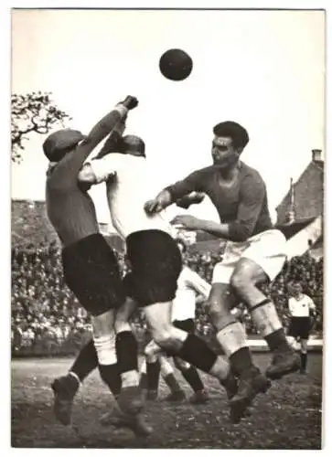 Fotografie Dainko, Ansicht Wien, Fussballspiel 1939, FC Wien vs. WAC - Schwarzbrot 2:2 beim Aufstiegsturnier