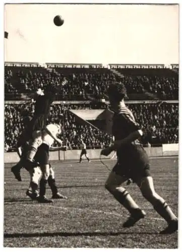 Fotografie Dainko, Ansicht Wien, Fussballspiel Tschammer-Pokal 1940, Wacker Wien vs. Waldhof Mannheim