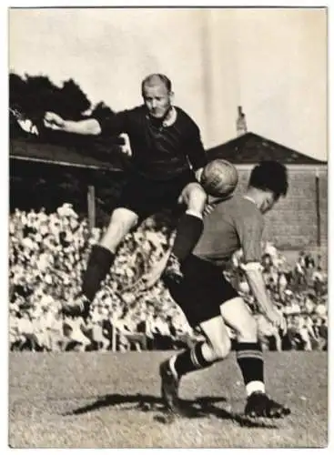 Fotografie Wilhelm Sturm, Ansicht Wien, Fussballspiel 1939 Rapid Wien vs. Hannover 96