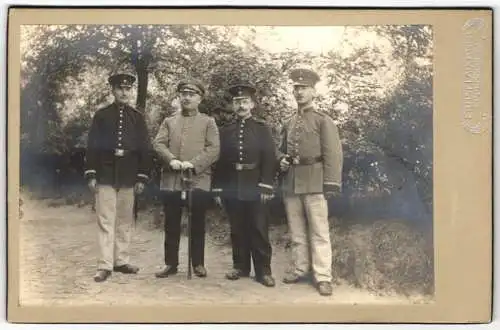 Fotografie Ernst Lauckner, Eppendorf / Sachsen, Soldat & Uffz. in Uniform beim Sanitätsdienst im Festungsgefängnis 1915