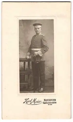 Fotografie Karl Meier, Hannover, Engelbosteler Damm 130, Soldat in Uniform mit Säbel & Krätzchen