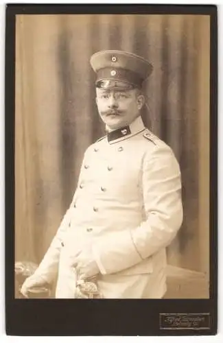 Fotografie Alfred Schwiebus, Leisnig i. S., Leutnant in Rgt. 17 in Uniform, Schirmmütze mit Sanitätszeichen