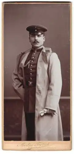 Fotografie Martin Frölich, Flensburg, Norderhofenden 9, Uffz. in Uniform mit Mantel & Schützenschnur