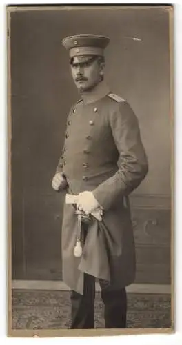 Fotografie Julius Seppenfeld, Neuwied, Heddesdorferstr., Offizier in Uniform mit Säbel