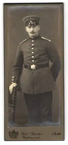 Fotografie Johs. Harder, Celle, Hannoverschestr. 16, Soldat in Uniform mit Schirmmütze