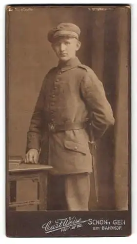 Fotografie Curt Weise, Schöningen, am Bahnhof, junger Soldat in Uniform Feldgrau mit Bajonett