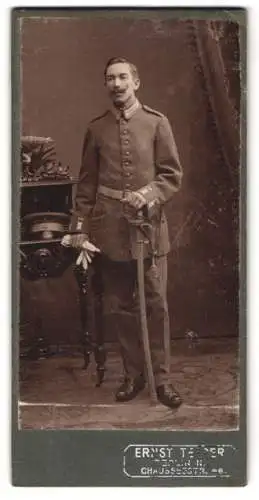 Fotografie Ernst Tepper, Berlin, Chausseestr. 46, Garde-Soldat mit Säbel