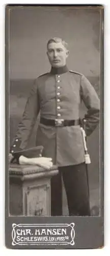 Fotografie Chr. Hansen, Schleswig, Lollfuss 98, Soldat in Uniform mit Bajonett & Portepee