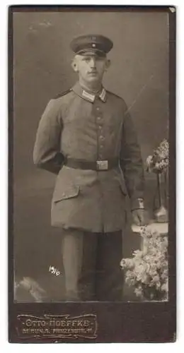 Fotografie Otto Hoeffke, Berlin, Prinzenstr. 11, Garde-Soldat in Uniform