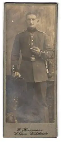 Fotografie E. Hahnemann, Soltau, Wilhelmstr, Soldat in Uniform mit Stuhl