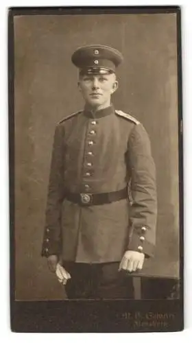 Fotografie M. B. Schultz, Flensburg, Artillerist in Uniform mit Schirmmütze