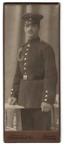 Fotografie Samson &amp Co., Hannover, Almsstrasse 15, Soldat in Uniform mit Schützenschnur