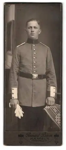 Fotografie Richard Blum, Hameln, Deisterstrasse 74, Soldat in Uniform mit Handschuhen