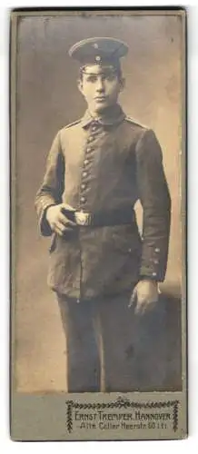 Fotografie Ernst Tremper, Hannover, Alte Celler Heerstr. 60, junger Soldat in Uniform mit Schirmmütze