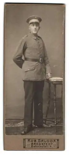 Fotografie Rob. Grudda, Bredstedt, Bahnhofstr. 4, Soldat in Uniform mit Schirmmütze